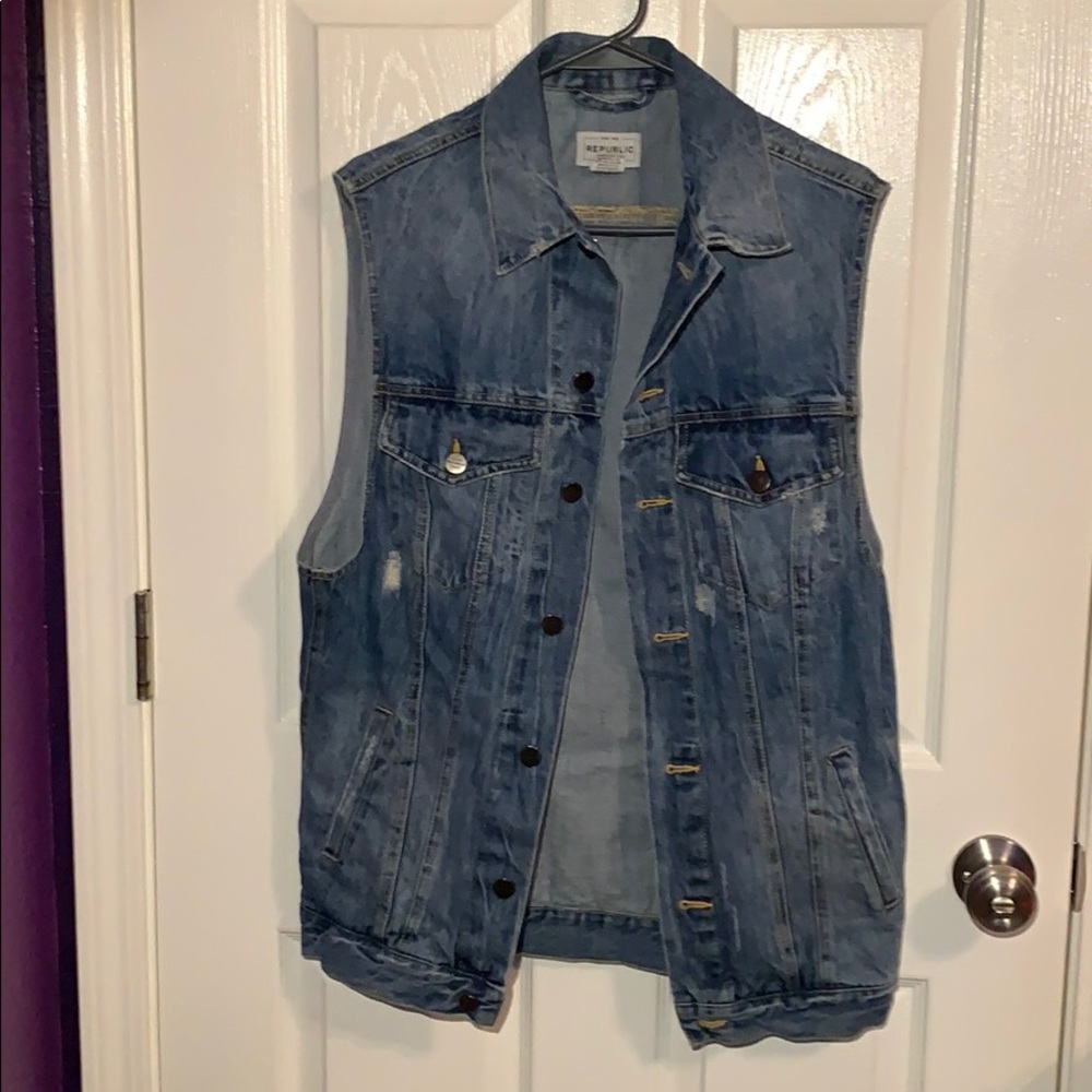 Long sleeveless jean jacket